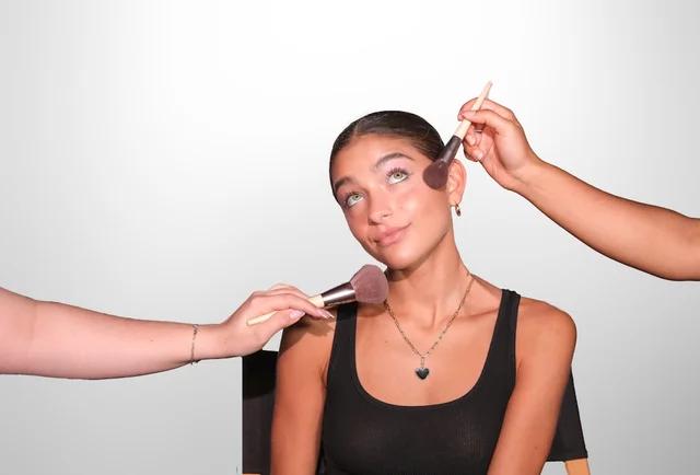 Técnicas coreanas de base y puntos de color para un maquillaje impecable